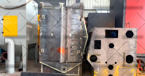 376吊鉤式拋丸機(jī)生產(chǎn)廠家拋丸機(jī)主機(jī)制作中，準(zhǔn)備噴漆